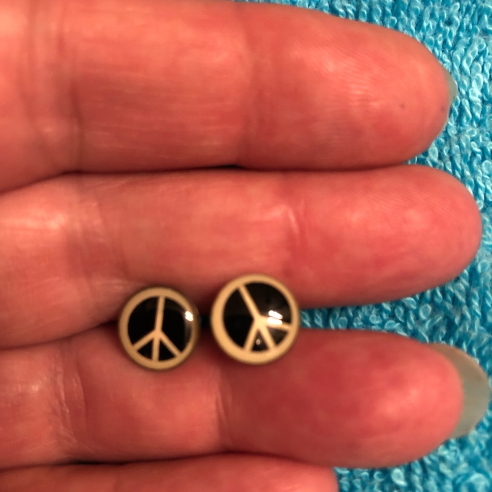 SUPER CUTE!! Vintage peace sign stud earrings🤩💕 - Picture 2 of 3
